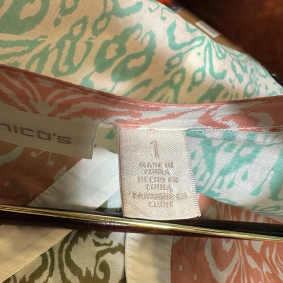 Chico's Size 1 US Size Medium Roll Tab Sleeve V-Neck Embroidered Coastal Beachy - Picture 5 of 6